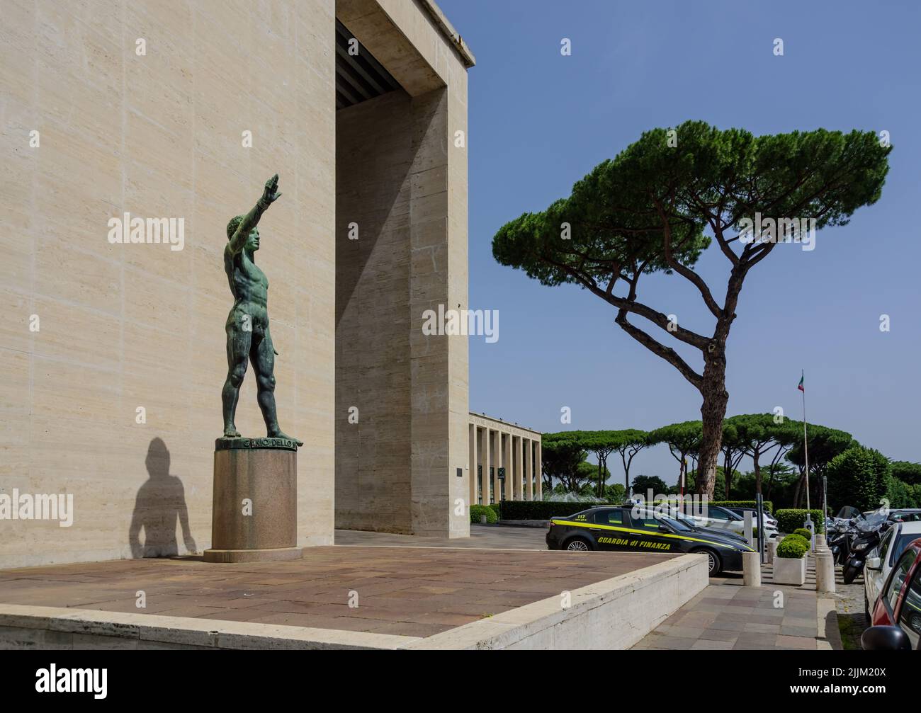 Rom, EUR-Viertel, Palazzo degli Uffici, G.Minnucci, “Genio dello Sport” Italo Griselli 1939 // Rome, EUR (Esposizione Universale di Roma), Palazzo deg Stock Photo