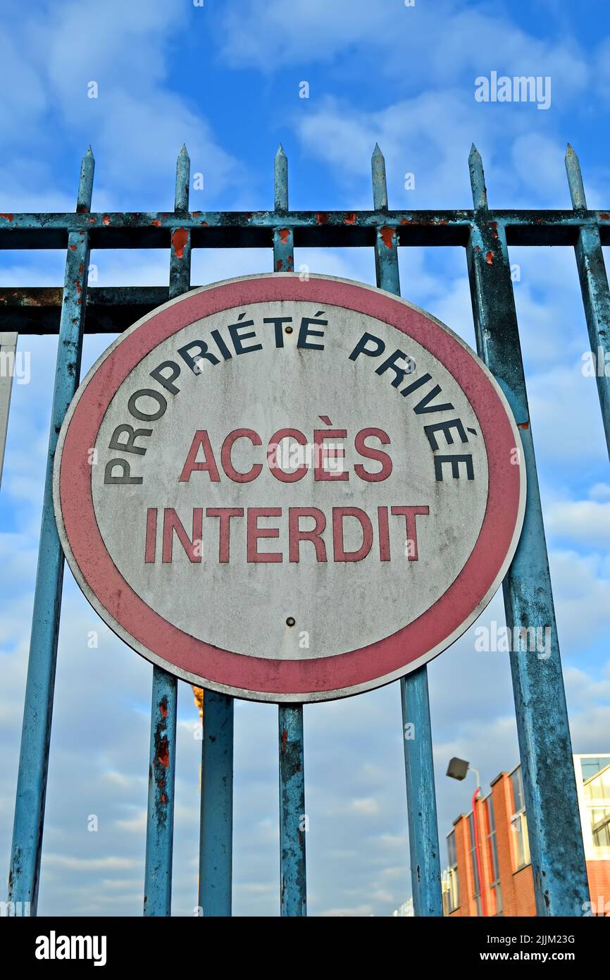 private property, forbidden access as text on french language on