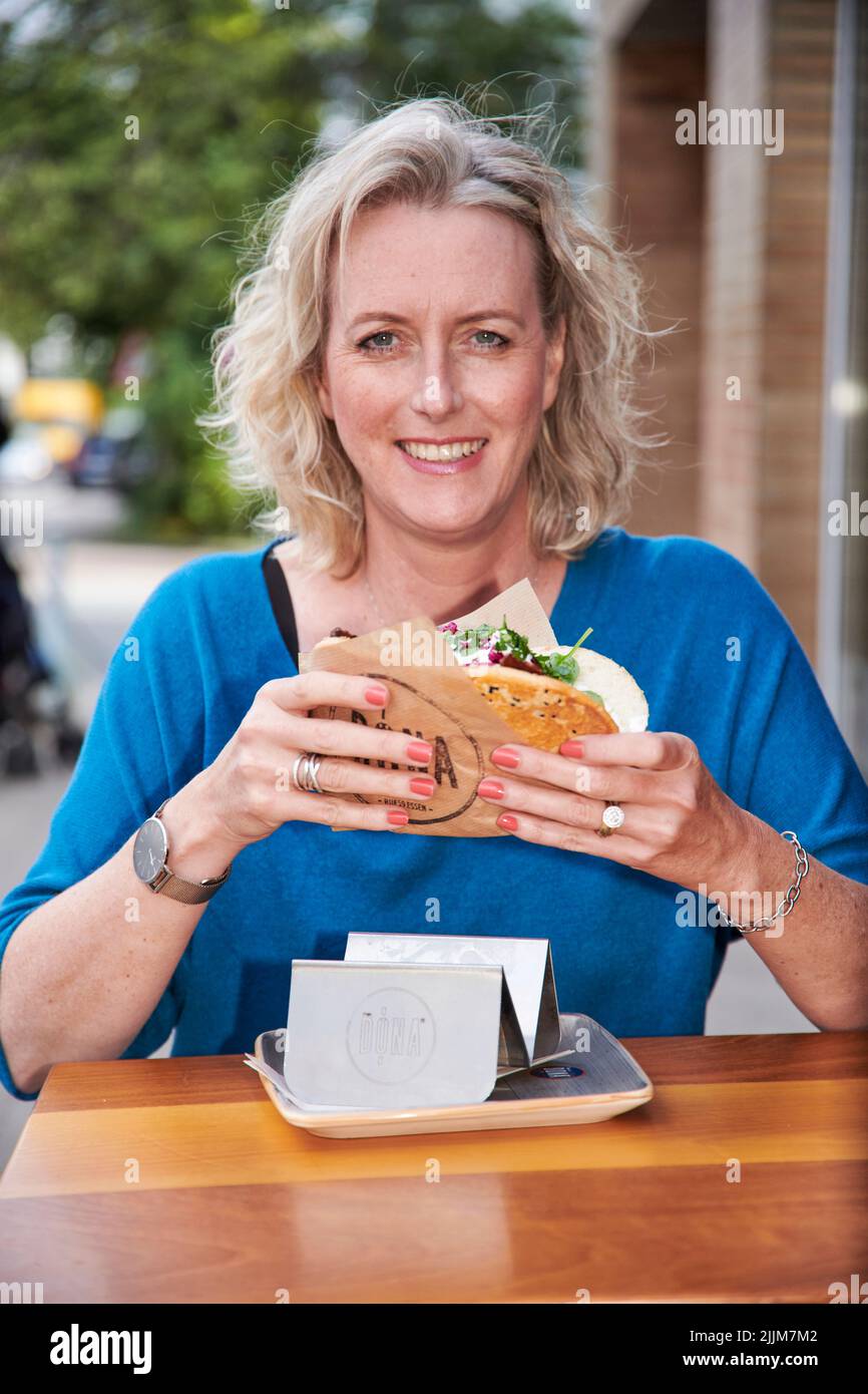 Der Döner, die Brottasche gefuellt mit Salat, Sauce, Feta und Fleisch, wird teurer. Stock Photo