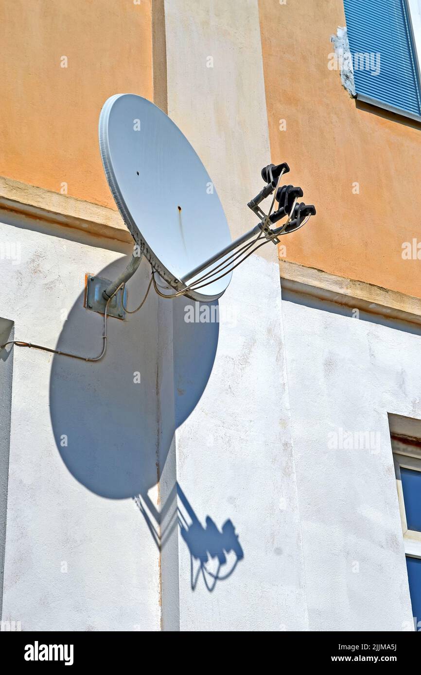 multifeed satellite antenna with multiple feeds (converters) on the