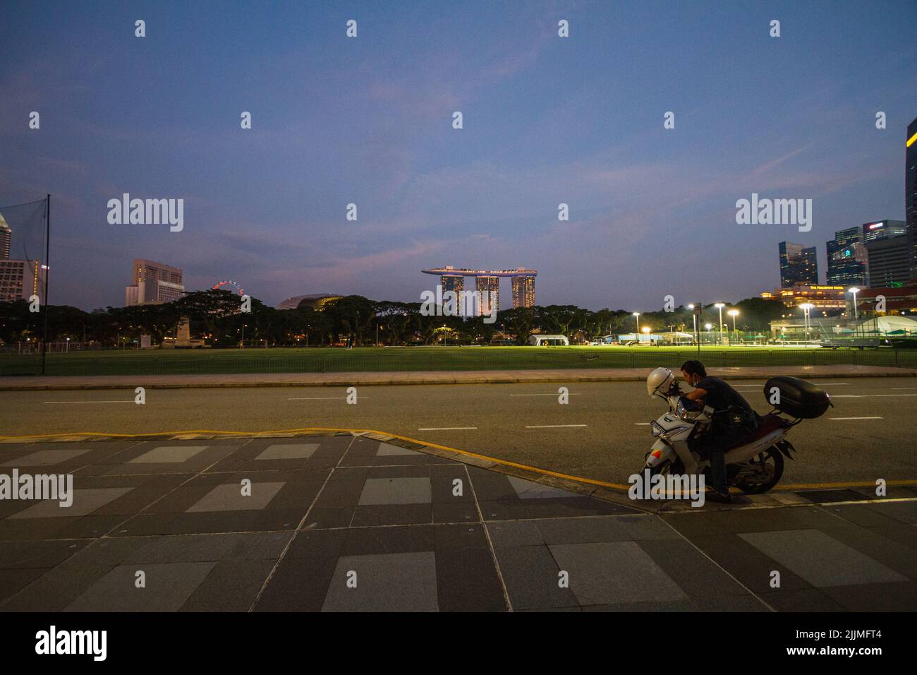 Night view of singapore hi-res stock photography and images - Alamy