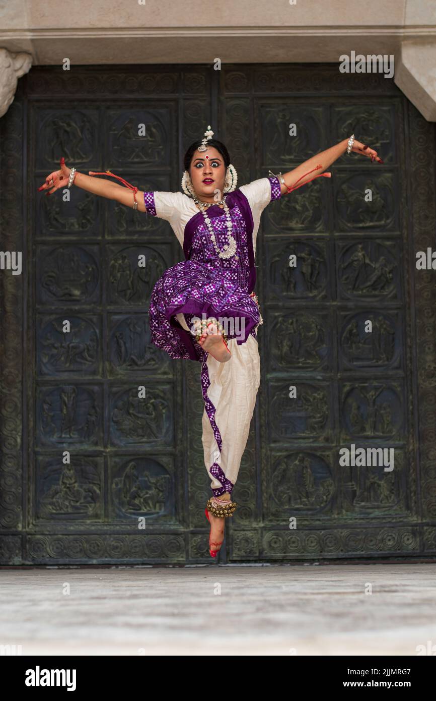 Odissi dress costume hi-res stock photography and images - Page 2 - Alamy