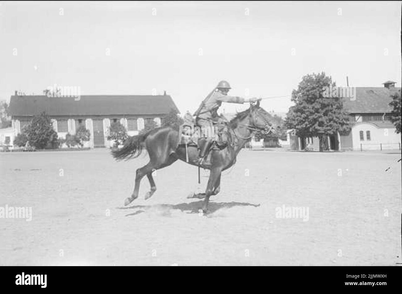 Saber fencing for horse at K 3 barracks. The rider in uniform m/1910