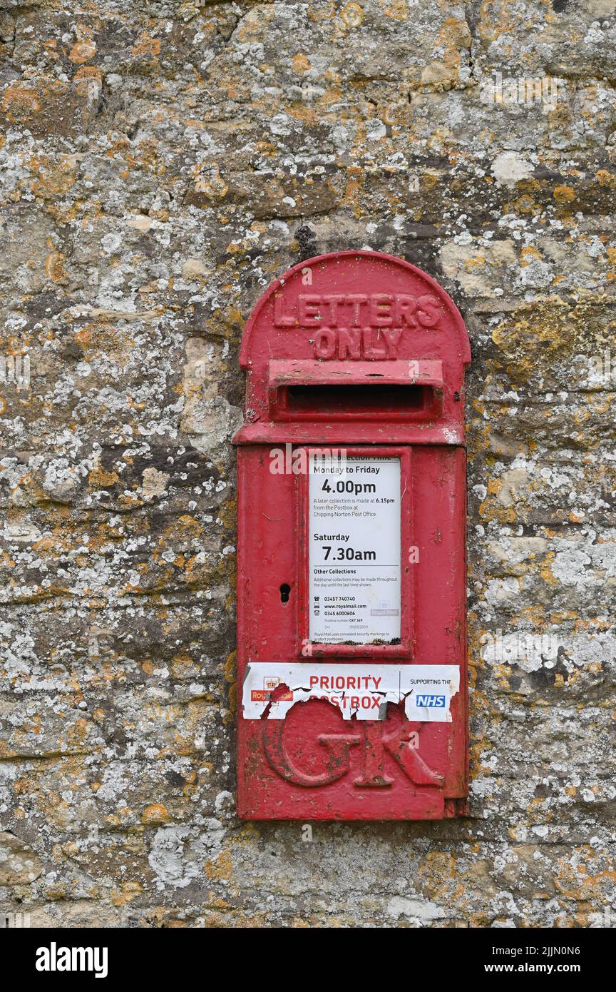George V post box mounted into the wall of a barn in the hamlet of Shorthampton near Charlbury, Oxfordshire Stock Photo