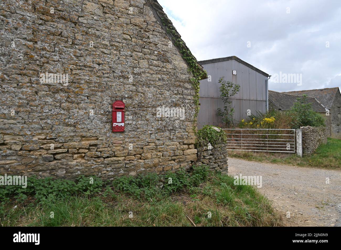 George V post box mounted into the wall of a barn in the hamlet of Shorthampton near Charlbury, Oxfordshire Stock Photo