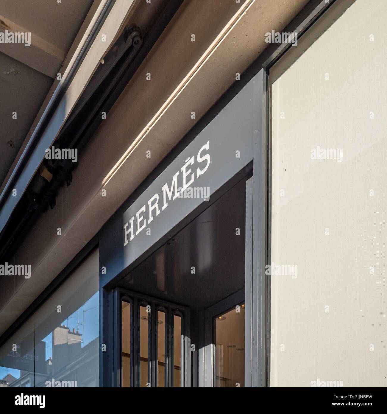 Hermes shop window hi-res stock photography and images - Alamy