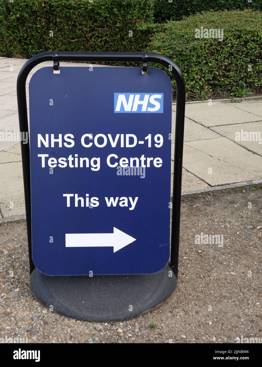 A direction sign pointing the way to the NHS Covid-19 Testing Centre, Anglia Ruskin University Stock Photo