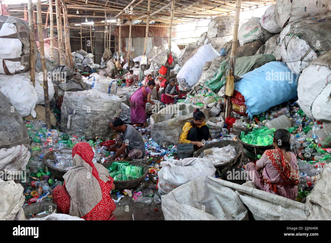 Dhaka, Mexico City, Bangladesh. 27th July, 2022. July 27, 2022. Dhaka, Bangladesh Employees