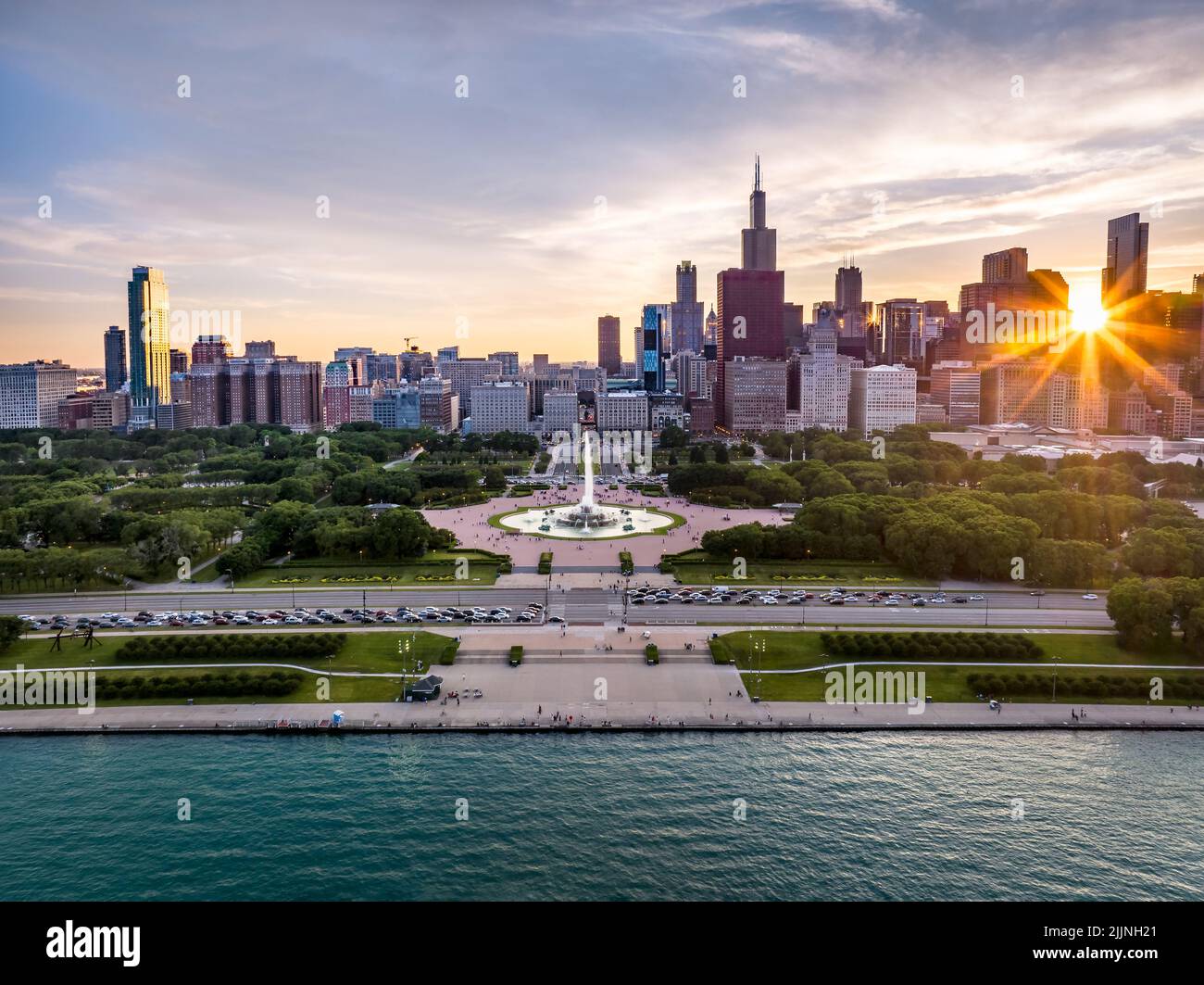 Aerial view of Buckingham fountain and cityscape at sunset, Chicago, Illinois, USA Stock Photo