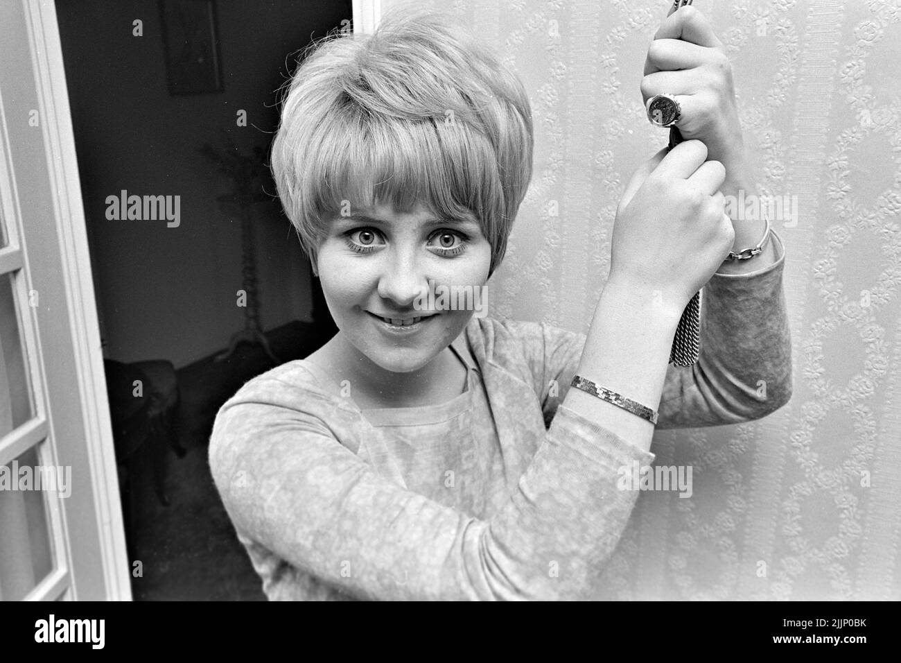 LULU Scottish pop singer at her London home in August 1966. Photo: Tony Gale Stock Photo