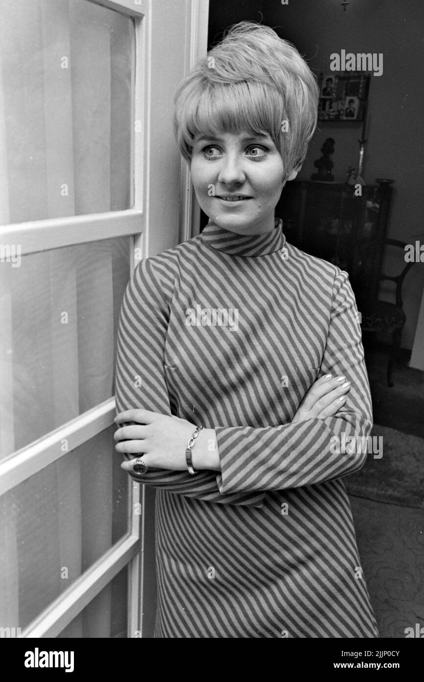 LULU Scottish pop singer at her London home in August 1966. Photo: Tony Gale Stock Photo