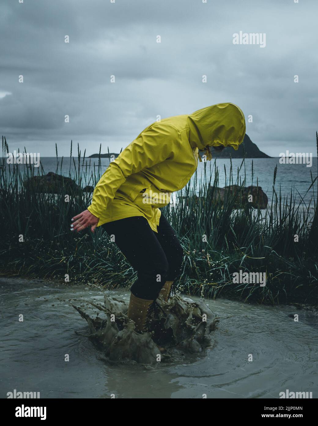 Yellow raincoat dark fotografías e imágenes de alta resolución - Alamy