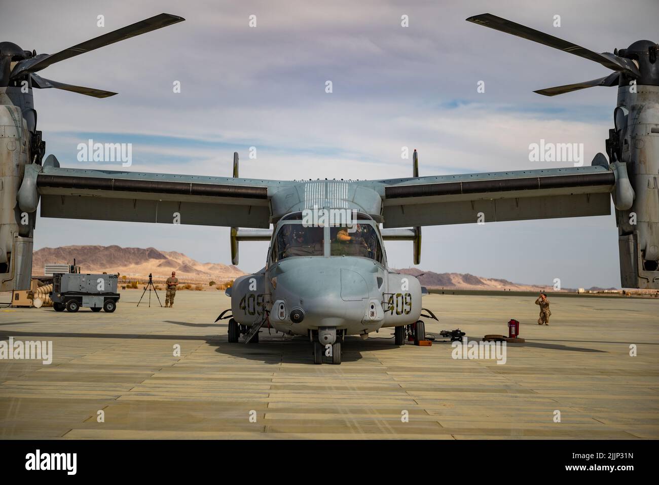 Pilots assigned to the Marine Medium Tiltrotor Squadron - 764, 4th Marine Aircraft Wing land their V-22 Osprey on the Strategic Expeditionary Landing Field on Marine Corps Air Ground Combat Center Twentynine Palms, CA July 21, 2022. The 163d accelerated change by pioneering the first ever refueling of the MQ-9 Reaper using a Forward Area refueling Point provided by the VMM - 764’s V-22 Osprey. (U.S. Air National Guard photo by Staff Sgt. Joseph Pagan) Stock Photo