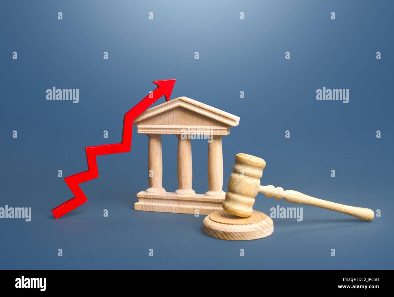 Court and up arrow. Increase in the number of lawsuits. Lawsuits, proceedings. Verdicts. Detection of crimes. Trust in the judiciary is growing. Refor Stock Photo