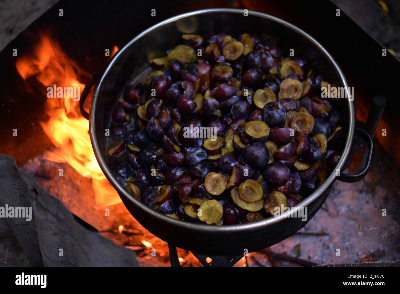 Cooked over fire hi-res stock photography and images - Alamy