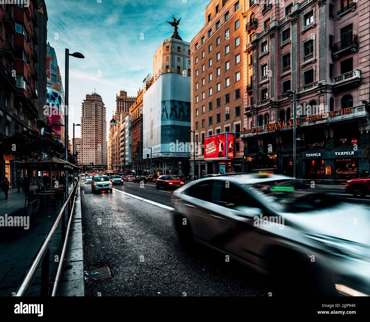 Busy city highway in evening hi res stock photography and images Alamy