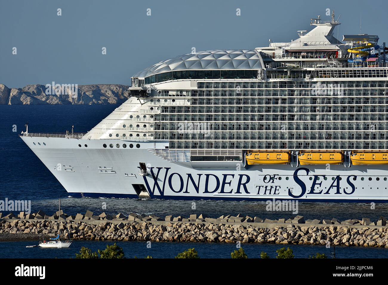 Marseille, France. 26th July, 2022. The liner Wonder of the Seas cruise ship arrives at the French Mediterranean port of Marseille. (Photo by Gerard Bottino/SOPA Images/Sipa USA) Credit: Sipa USA/Alamy Live News Stock Photo