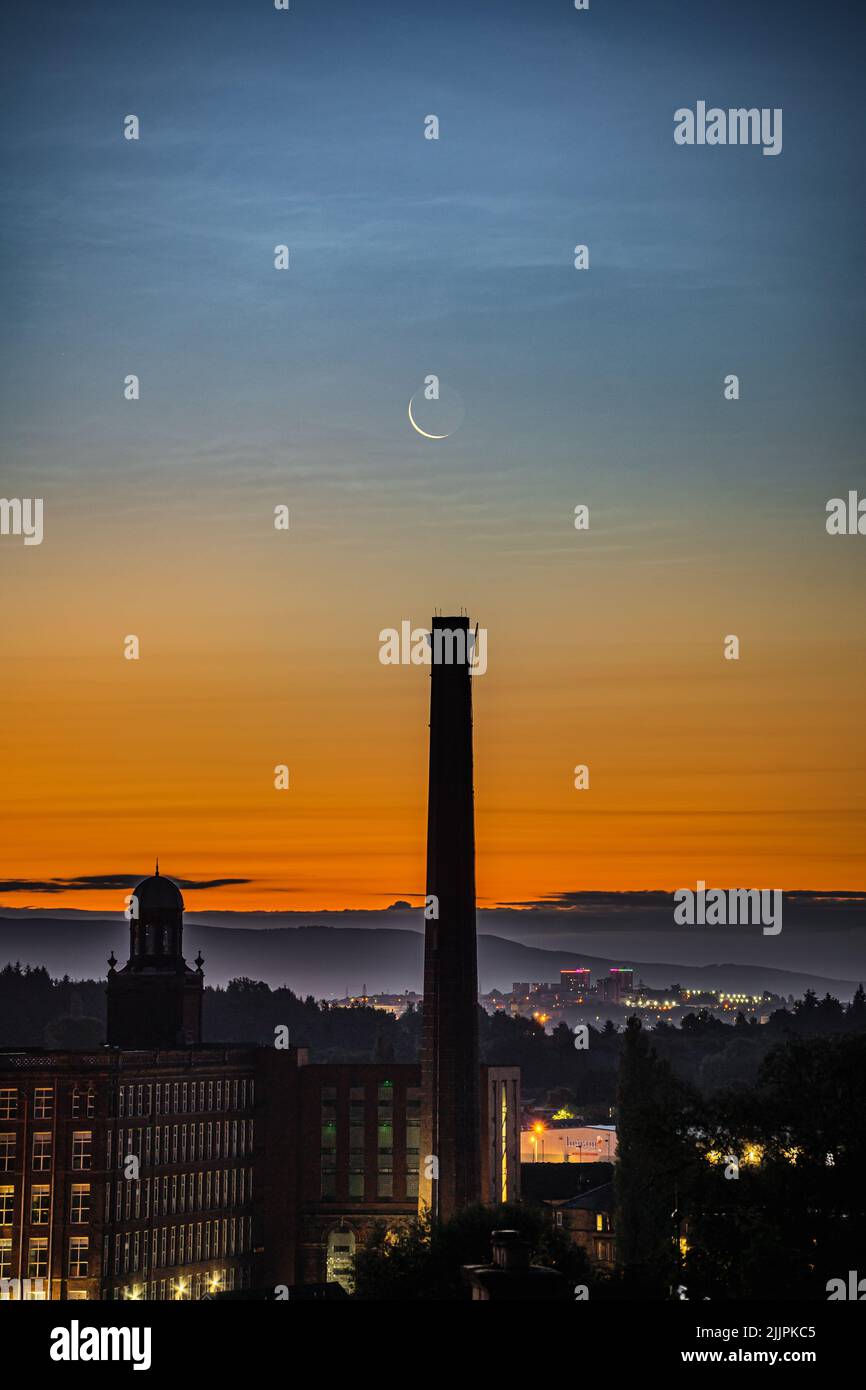 UK WEATHER: PAISLEY , SCOTLAND , 27TH JULY 2022 , Noctilucent clouds over paisley this morning at sunrise Stock Photo