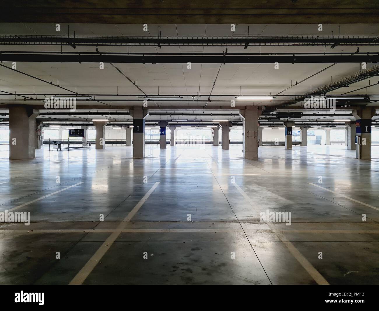 Empty mall parking hi-res stock photography and images - Alamy