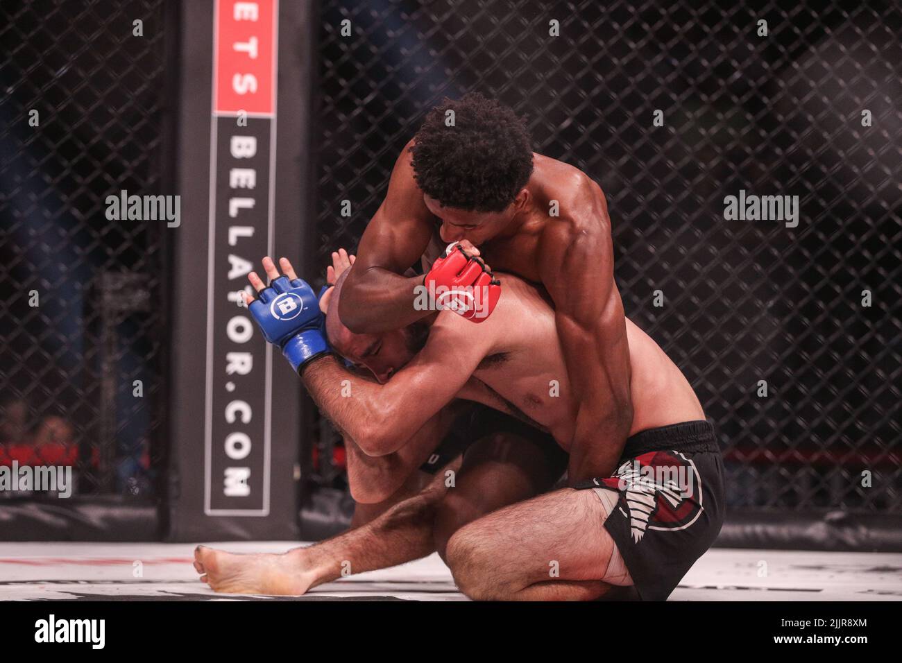 Jaylon Bates lands an elbow on Mark Coates at Bellator 283. Jaylon Bates wins by unanimous decision from the Emerald Queen Casino in Tacoma, Washingto Stock Photo