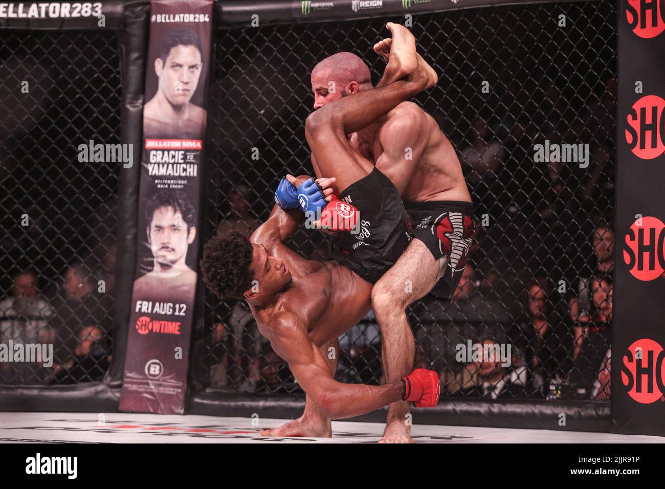 Mark Coates postures up against Jaylon Bates to break down the triangle at Bellator 283. Jaylon Bates wins by unanimous decision from the Emerald Quee Stock Photo