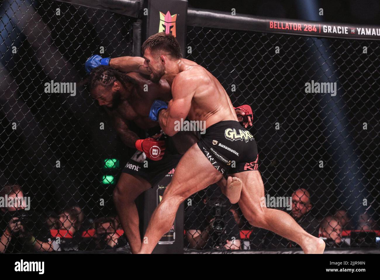 Romero Cotton and Dalton Rosta exchange strikes at Bellator 283. Dalton Rosta wins by way of knock out in the third round from the Emerald Queen Casin Stock Photo