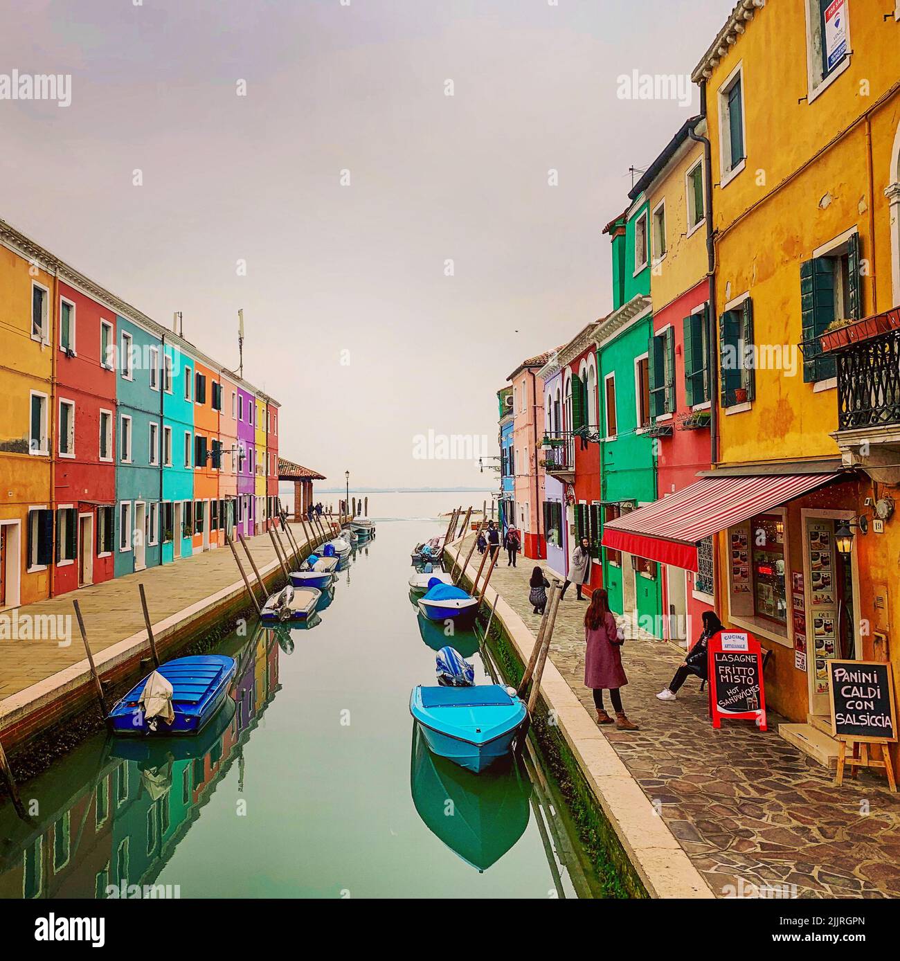Buildings traditional venetian windows hi-res stock photography and ...