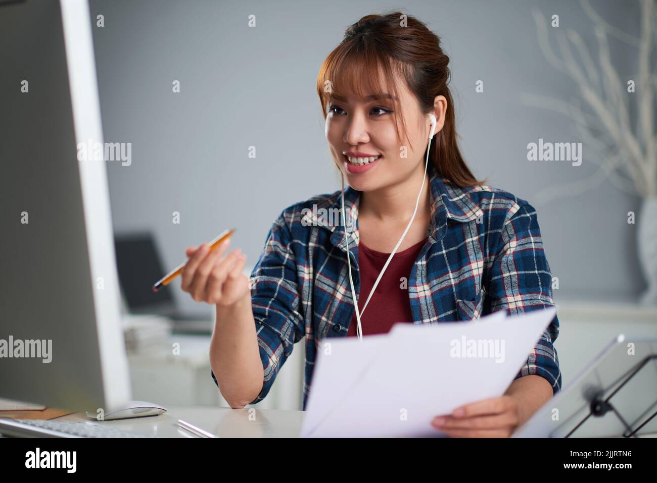 Manager listening hi-res stock photography and images - Alamy