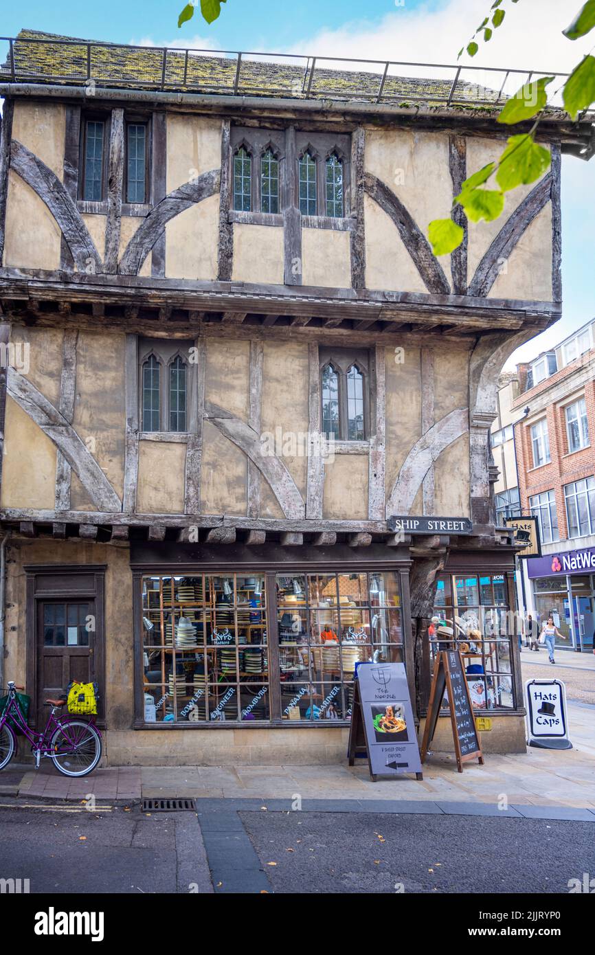28 cornmarket street oxford an oak timber framed building probably dating from the 15th fifteenth century now Laird Hatters Oxford England Stock Photo
