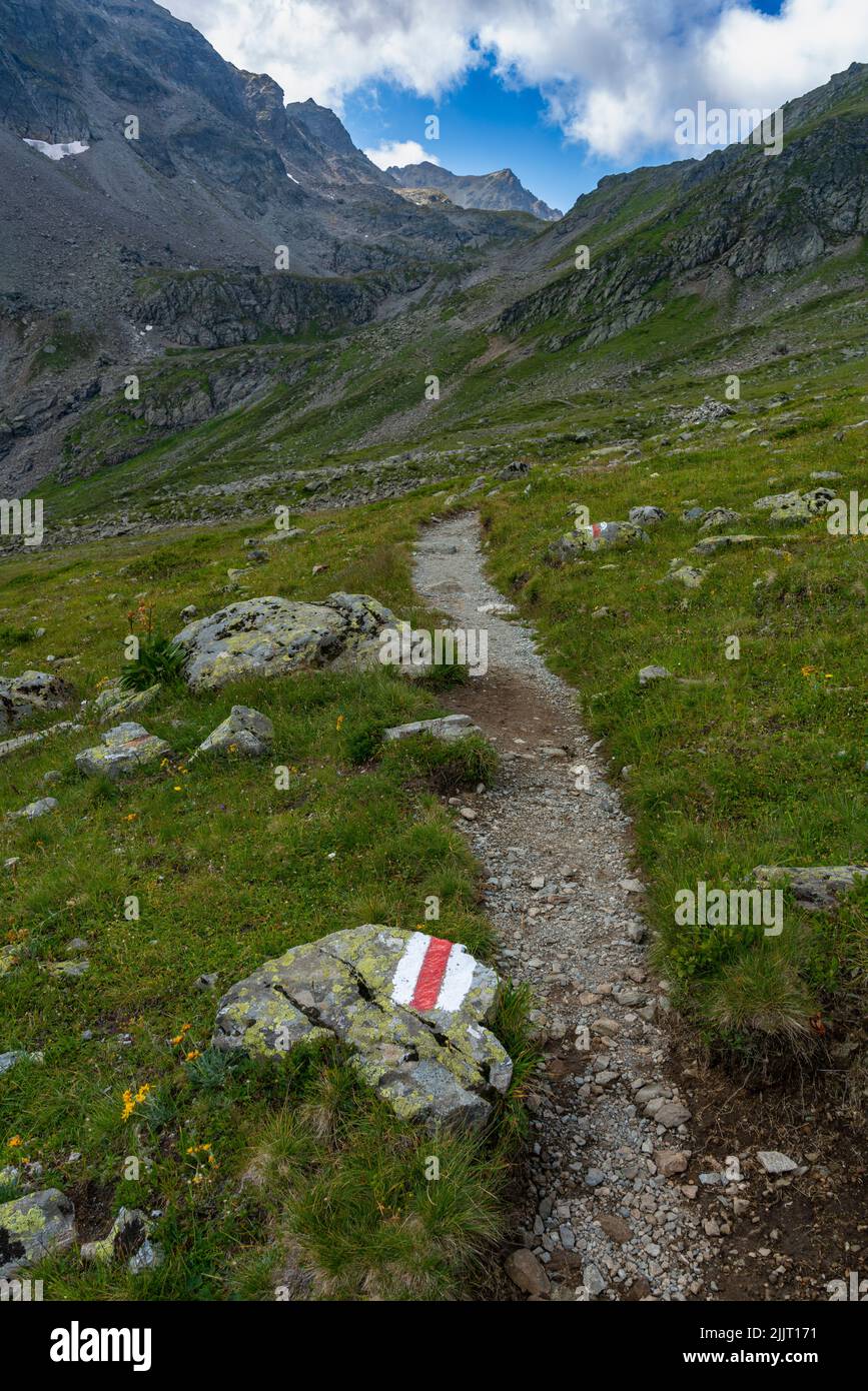 Wanderweg in den österreichischen Alpen, Schmugglerpfad von Gargellen übers Gafierjoch in die Schweiz. Pfad über Alpwiesen, Steine mit Markierungen Stock Photo
