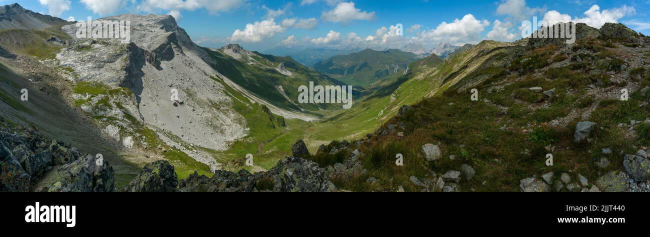 Panorama mit Aussicht vom Gafierjoch in den Rhätikon, mit den Bergen im Grenzgebiet zwischen Schweiz und Österreich. Alpwiesen und steile Bergflanken Stock Photo