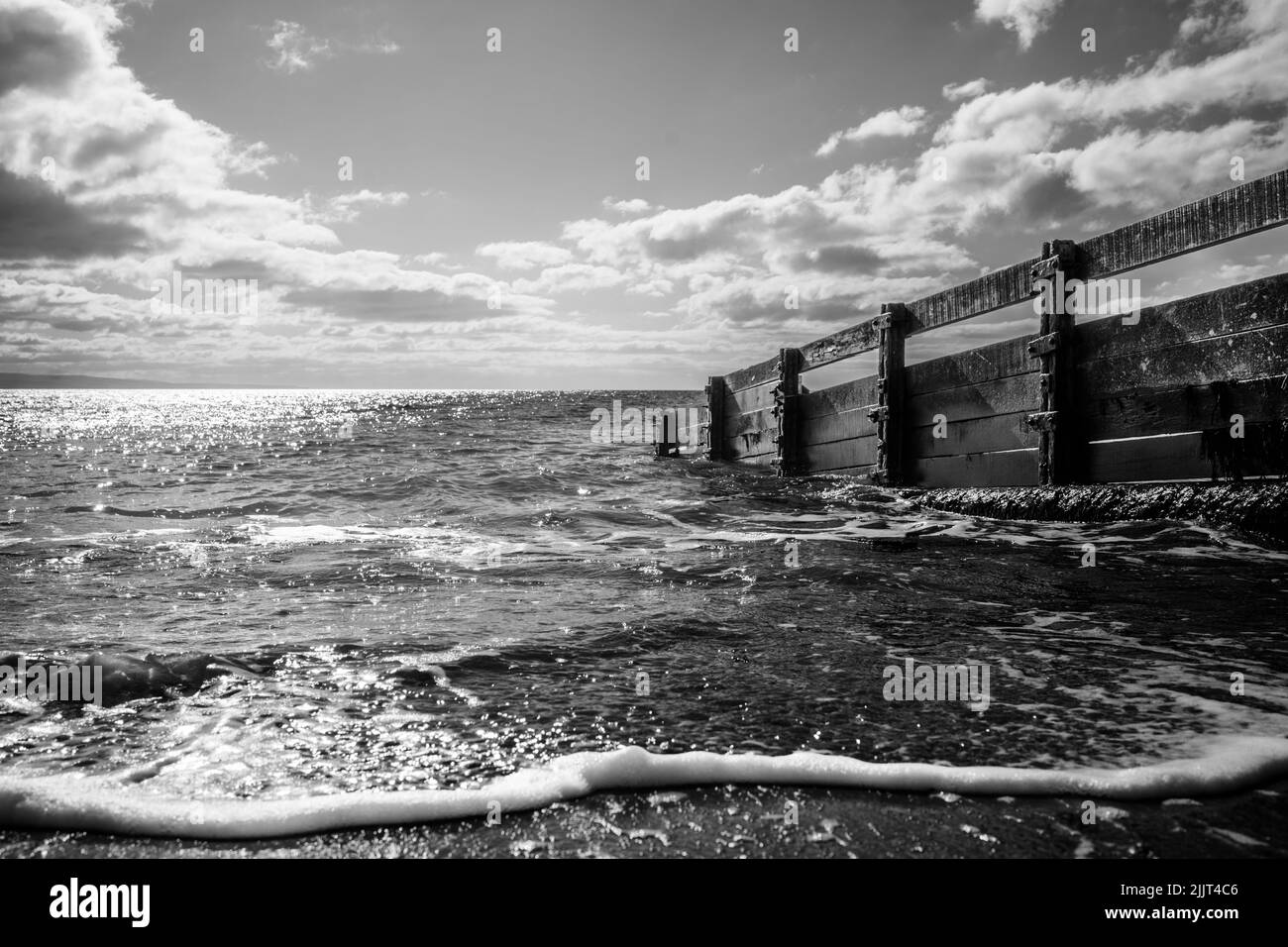 Sea black and white waves hi-res stock photography and images - Alamy