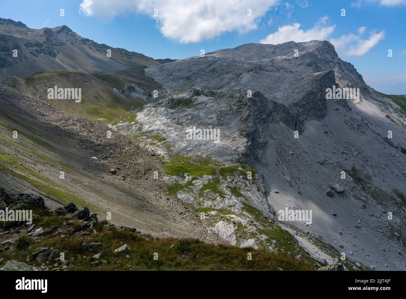 Panorama mit Aussicht vom Gafierjoch in den Rhätikon, mit den Bergen im Grenzgebiet zwischen Schweiz und Österreich. Alpwiesen und steile Bergflanken Stock Photo