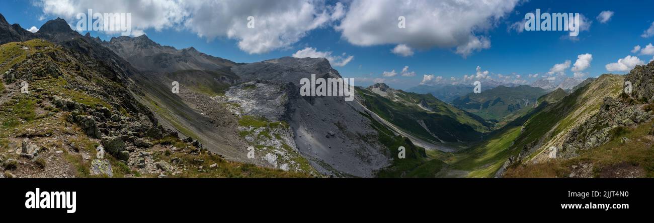 Panorama mit Aussicht vom Gafierjoch in den Rhätikon, mit den Bergen im Grenzgebiet zwischen Schweiz und Österreich. Alpwiesen und steile Bergflanken Stock Photo