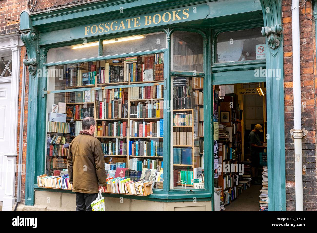 Fossgate books in York city centre seller of rare and secondhand books,York,Yorkshire, with man viewing books in the window,England,UK Stock Photo