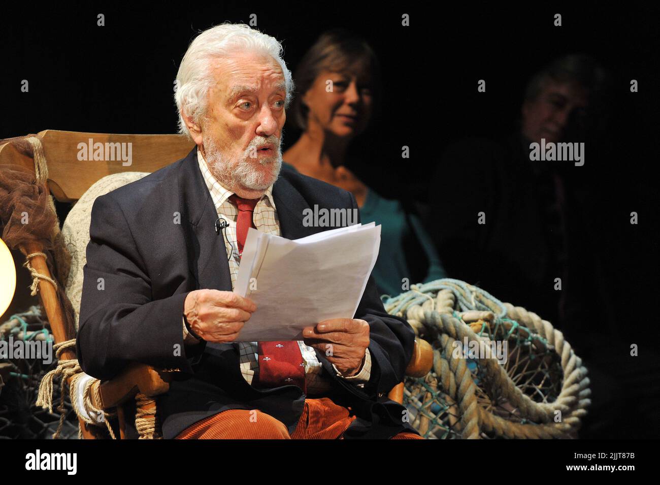 File photo dated 13/11/14 of actor and presenter Bernard Cribbins, reading an excerpt from Winnie the Pooh after he received the annual J M Barrie Award for a lifetime of unforgettable work for children on stage, film, television and record, at the Radio Theatre at Broadcasting House in central London. Veteran actor Bernard Cribbins, who narrated The Wombles and starred in the film adaptation of The Railway Children, has died aged 93, his agent said. Issue date: Thursday July 28, 2022. Stock Photo