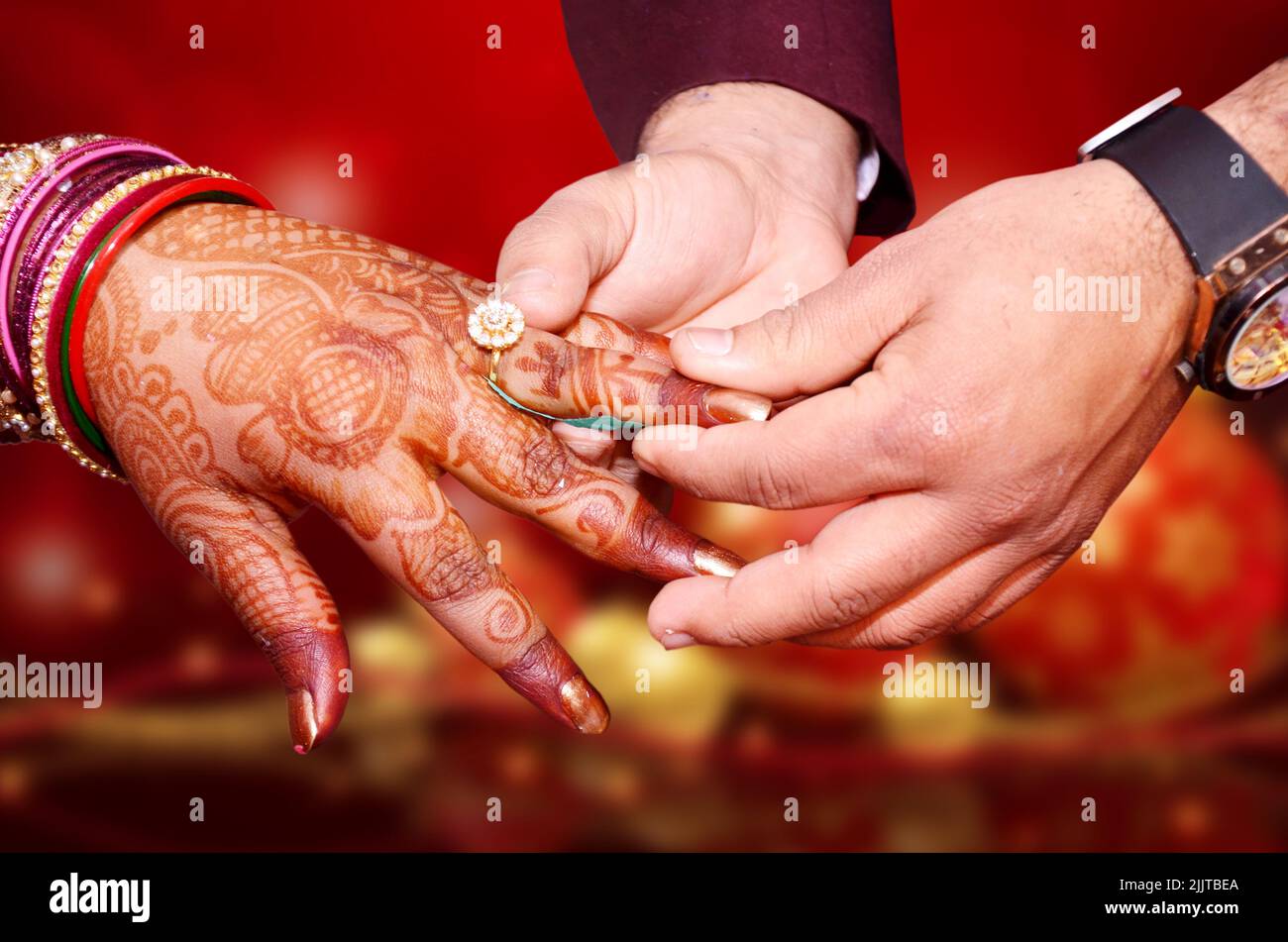 Why Do We Wear Wedding Rings On Your Left Hand 2024 | thoughtperfect.com