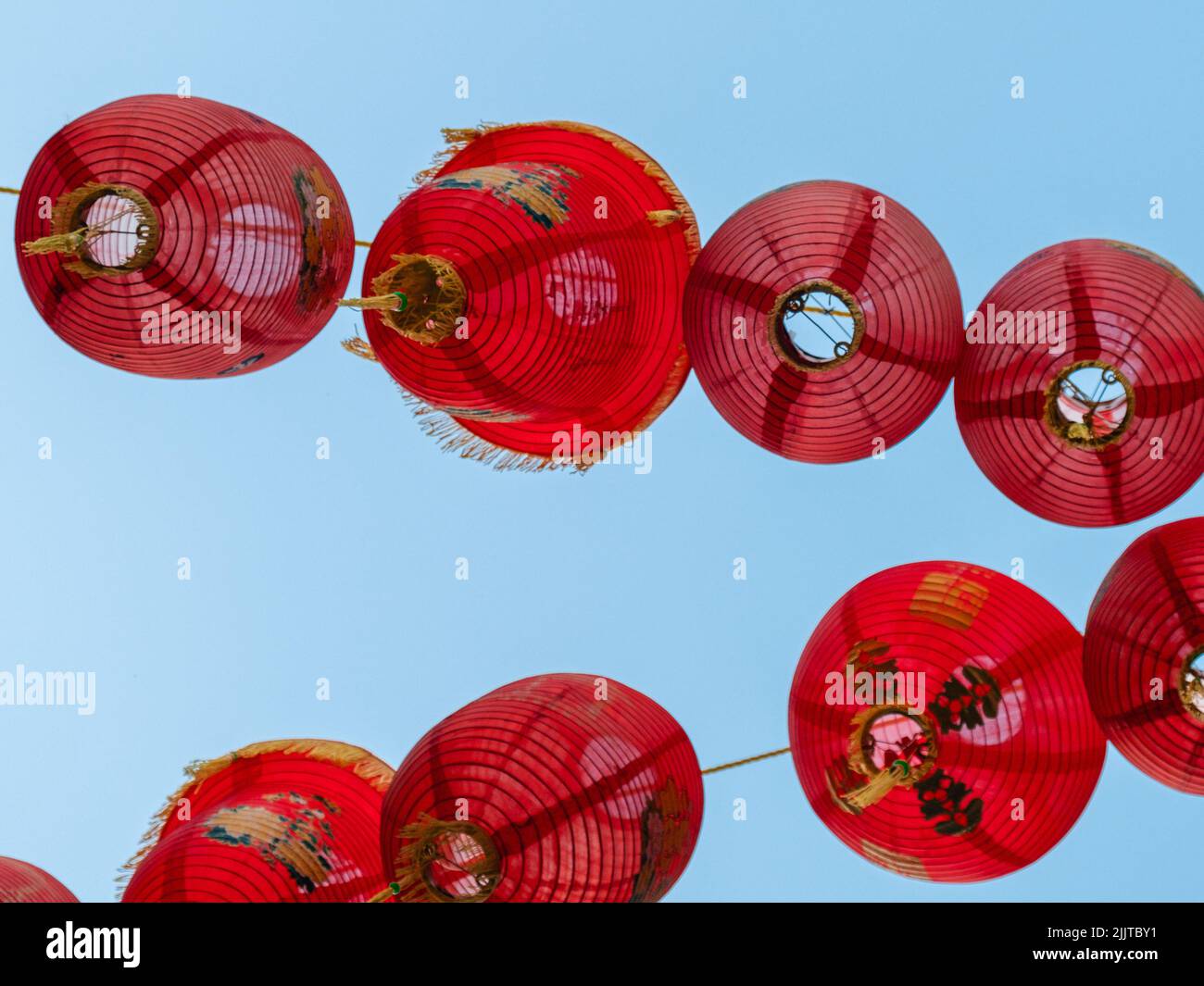 Red lanterns in chinatown hi-res stock photography and images - Alamy