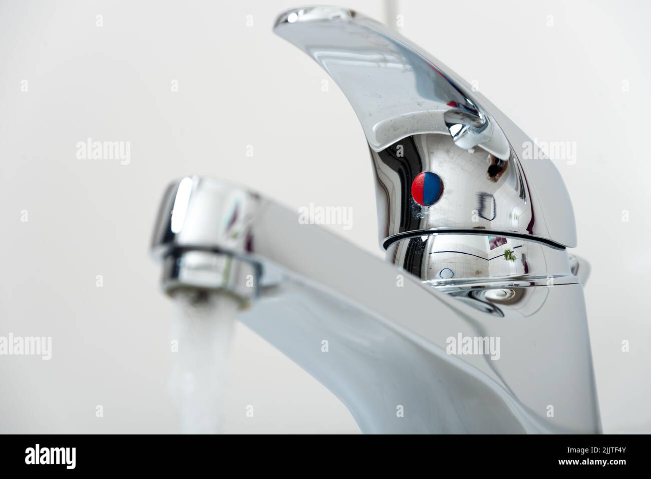 Warm und Kaltwasser Mischbatterie Wasserhahn in einem Badezimmer einer Wohnung Stock Photo