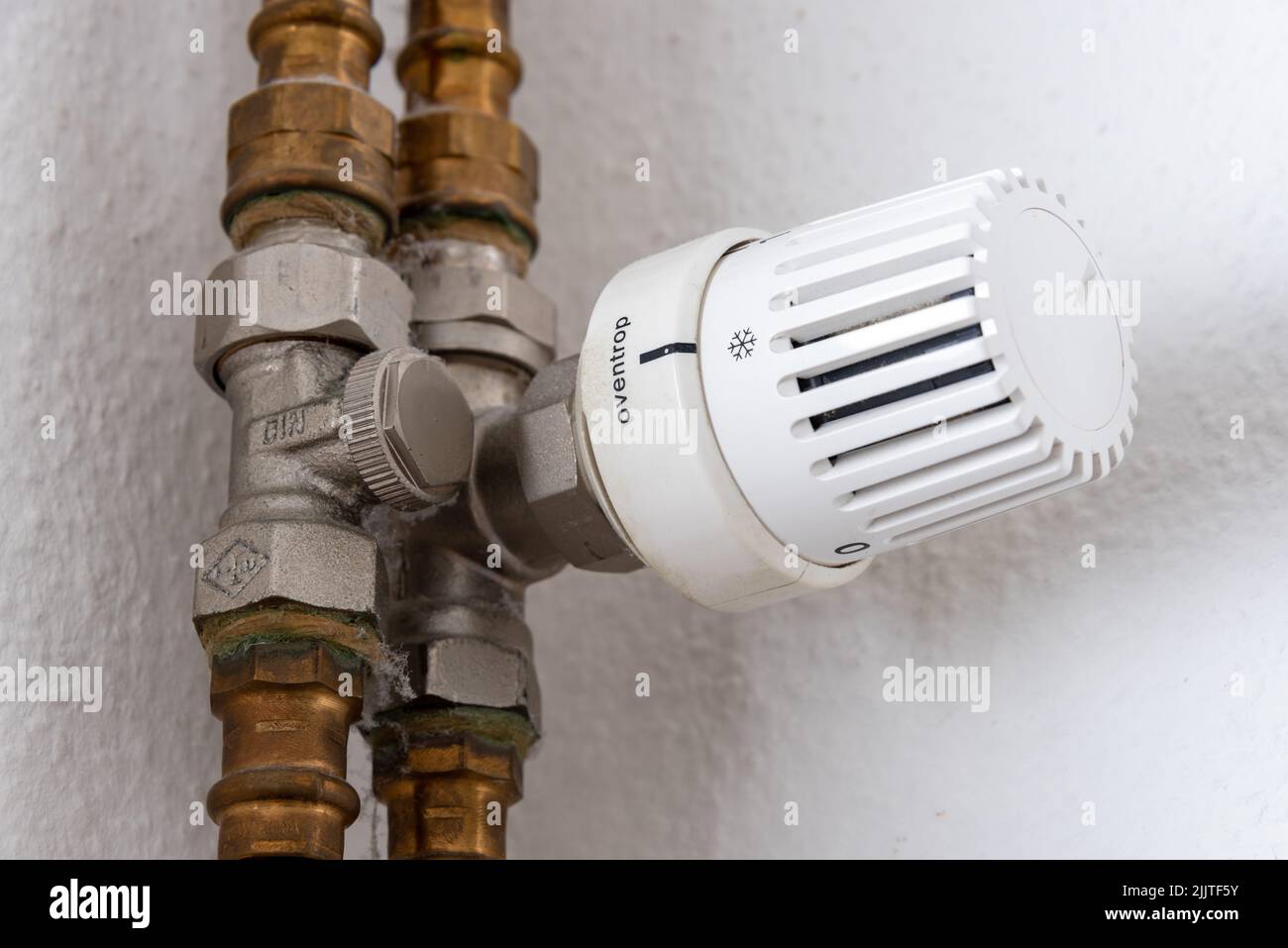 Energie sparen mit Intelligenten Heizkörperreglern an einem Heizkörper Stock Photo