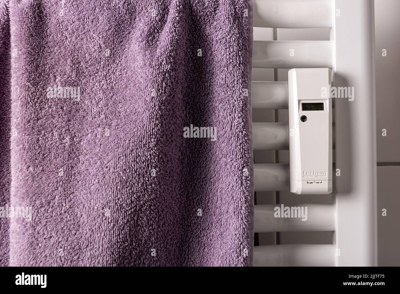 Ablesegerät für den Energieverbrauch am Heizkörper in inem Badezimmer Stock Photo