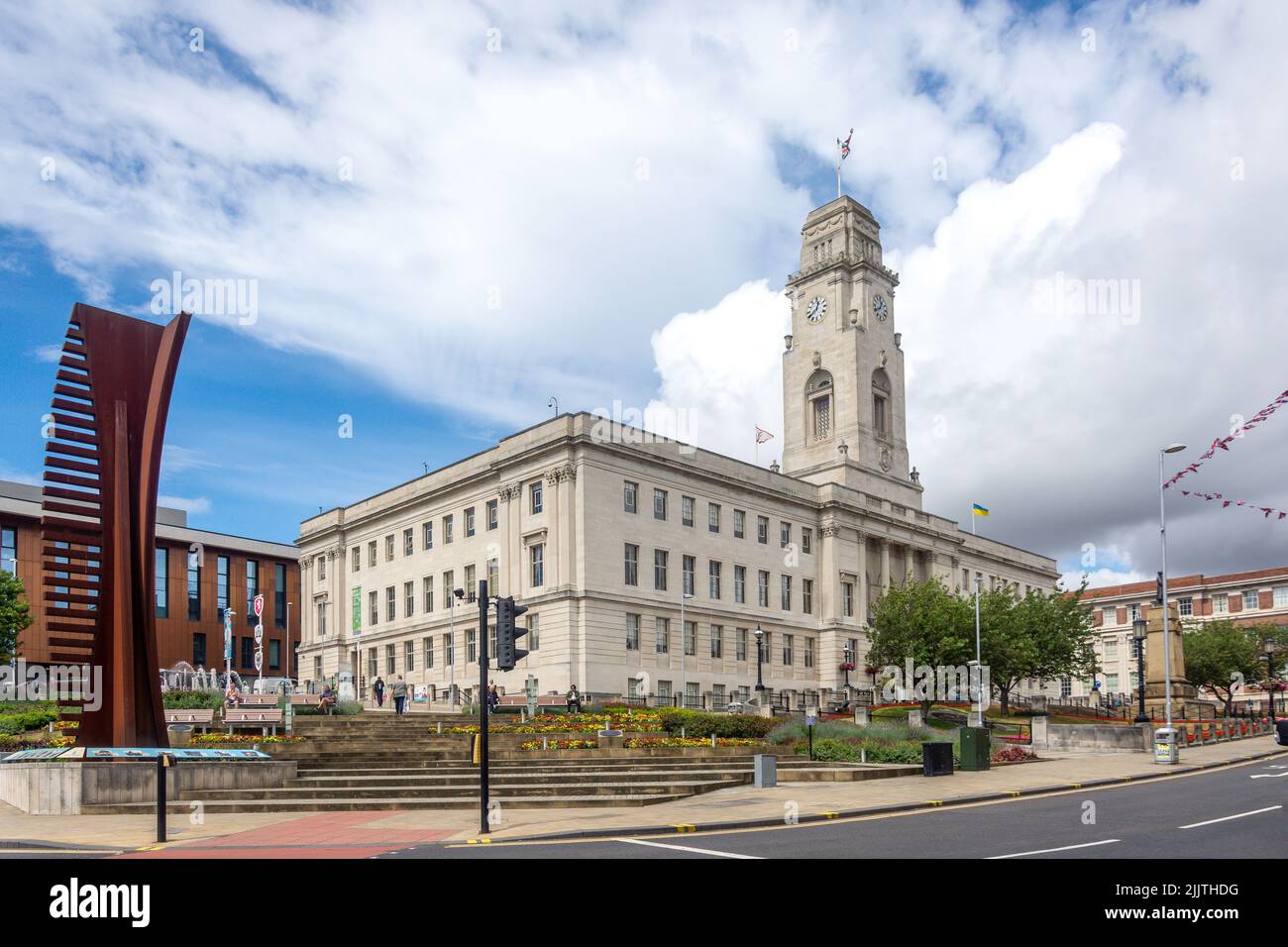 Barnsley Town Hall and 'Crossing Vertical' sculpture, Church Street, Barnsley, South Yorkshire, England, United Kingdom Stock Photo