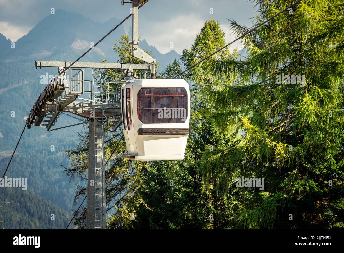Gondola lift cabin hi-res stock photography and images - Alamy