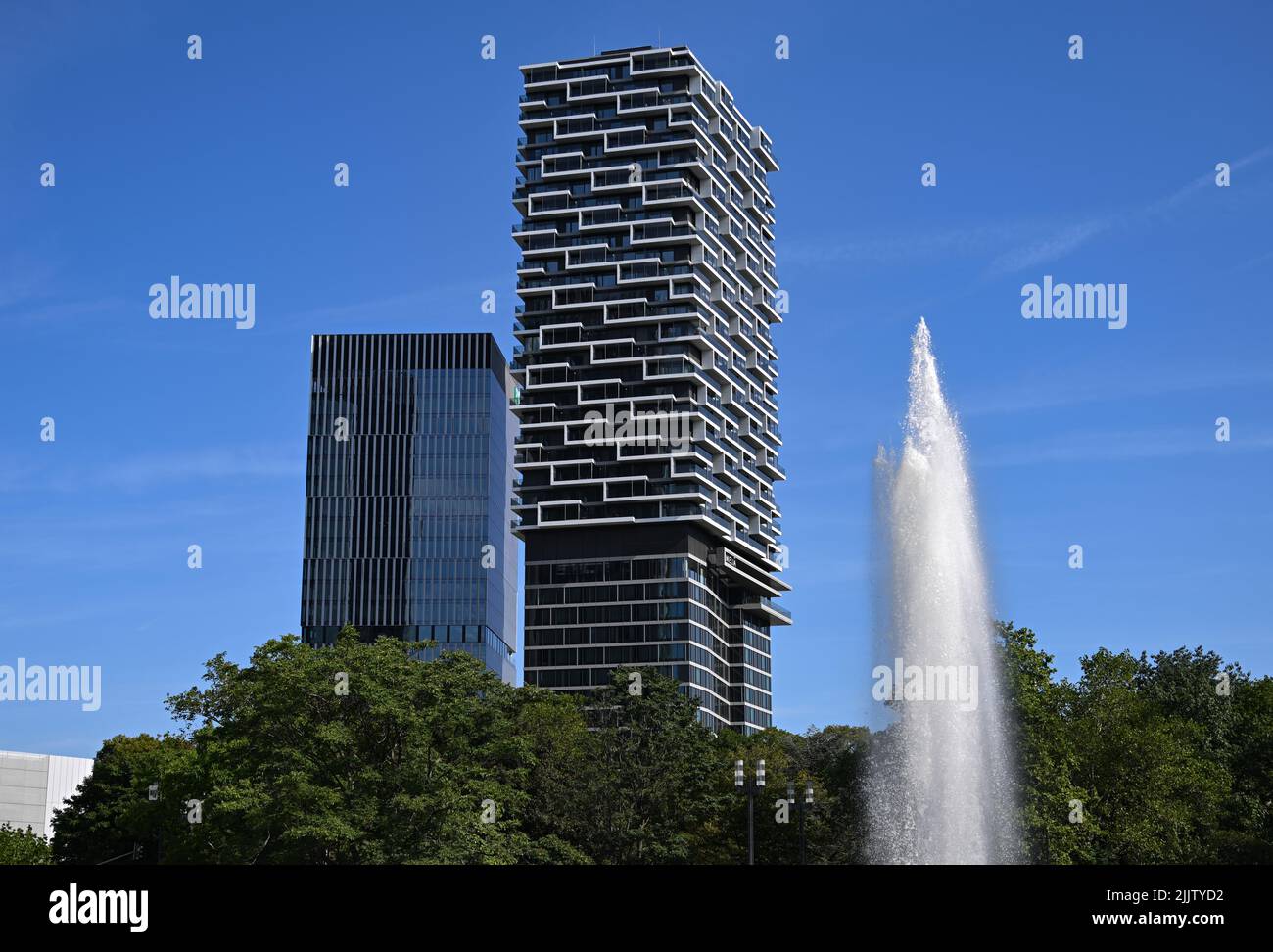 28 July 2022, Hessen, Frankfurt/Main: The 'One Forty West' high-rise (l) and the 'Senckenberg Tower' by Cyrus Moser Architects tower high in the 'Senckenberg Quarter'. The four-part 'Senckenberg Quarter' building complex is one of the new high-rise buildings in Frankfurt nominated for the International Highrise Award. A total of 34 high-rise buildings on four continents are in the running. (to dpa 'Two Frankfurt buildings nominated for high-rise award') Photo: Arne Dedert/dpa Stock Photo