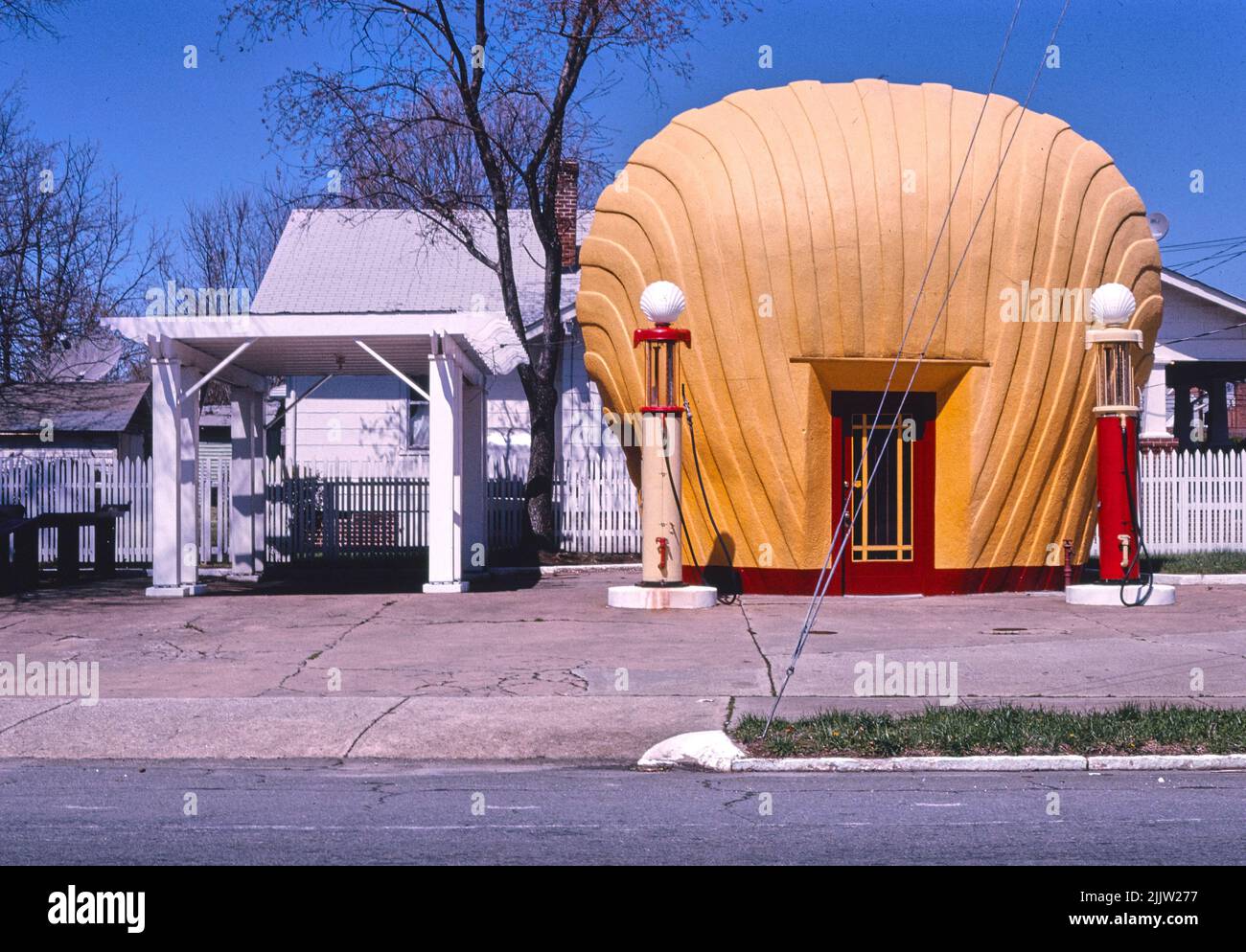 John Margolies WinstonSalem, North CarolinaShell Garage 2001 Stock Photo Alamy