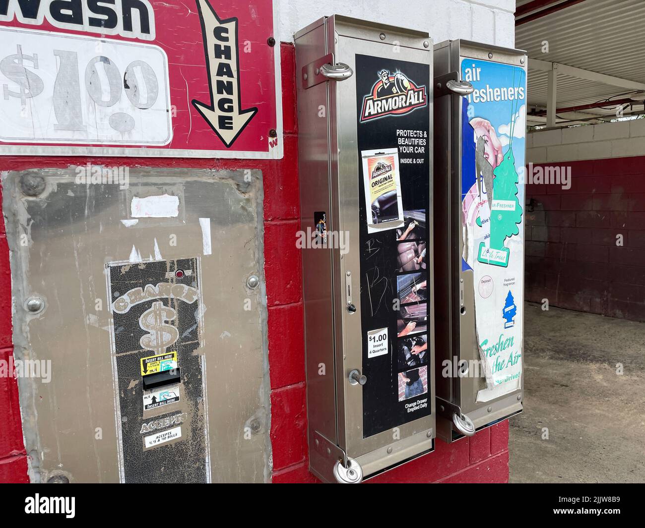 Waynesboro, Ga USA 04 12 22 Vintage coin car wash coin vending