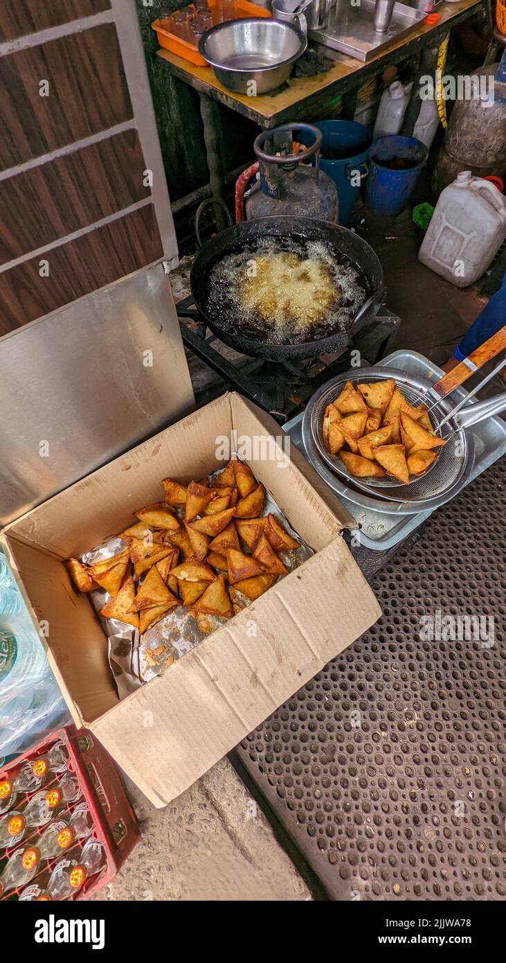 https://c8.alamy.com/comp/2JJWA78/crispy-and-spicy-samosa-snacks-golden-brown-in-color-freshly-cooked-in-hot-boiling-oil-in-the-food-street-vendors-shop-2JJWA78.jpg