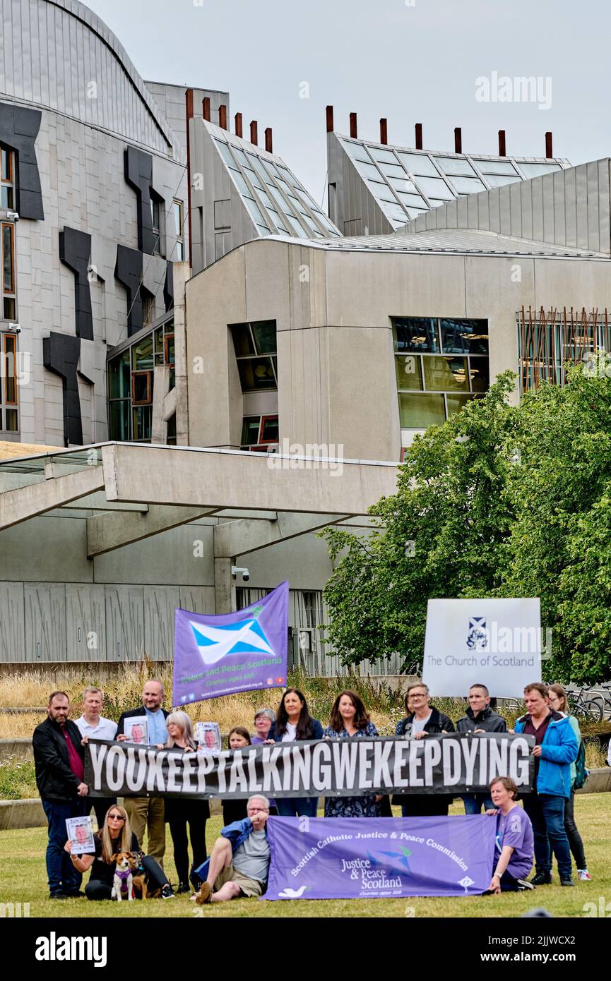 Edinburgh Scotland, UK 28Jul 2022. Campaigners outside the Scottish Parliament as the number of Scotland’s drug related deaths is published. credit sst/alamy live news Stock Photo