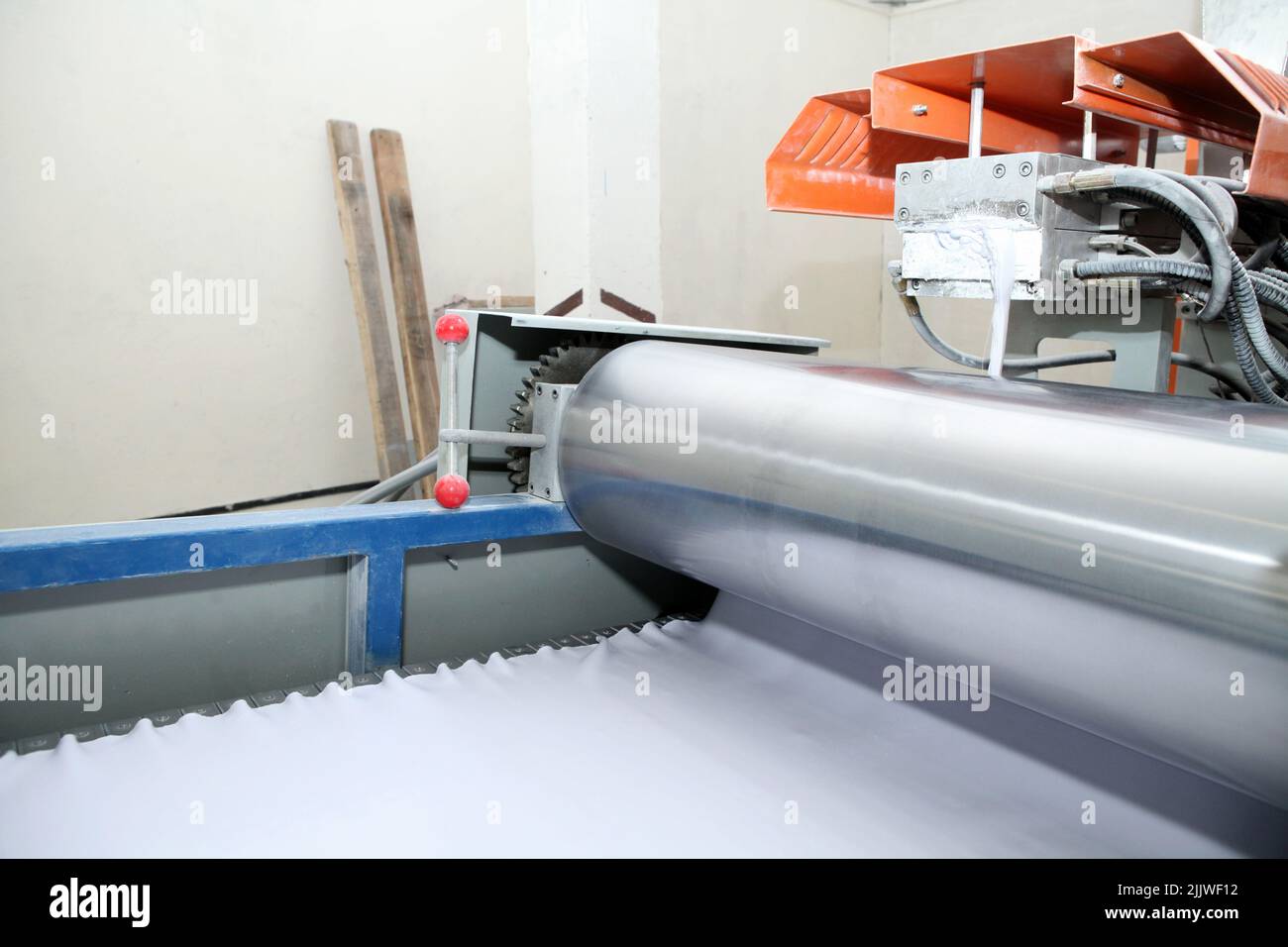 Machine for the production of powder paint. A layer of plastic is cut