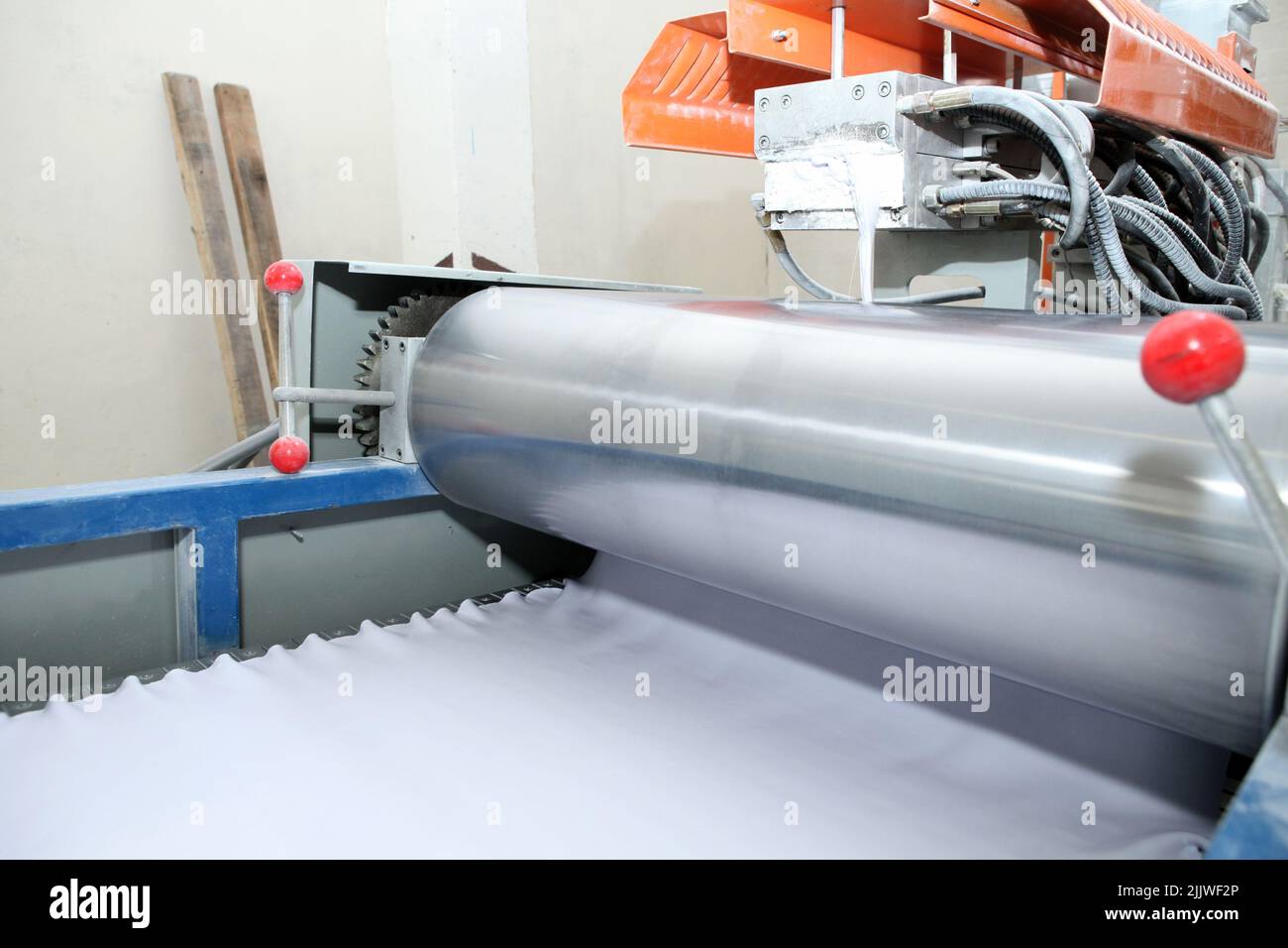 Machine for the production of powder paint. A layer of plastic is cut